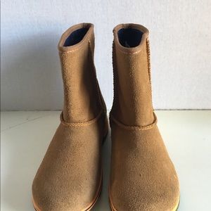 COPY - - New UGG Kid Lynden Boot.